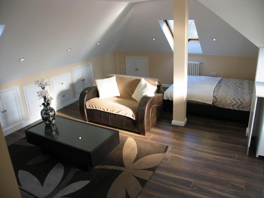 Modern Cosy Private Studio, Wifi, Ip-Tv, Must See Romford Esterno foto